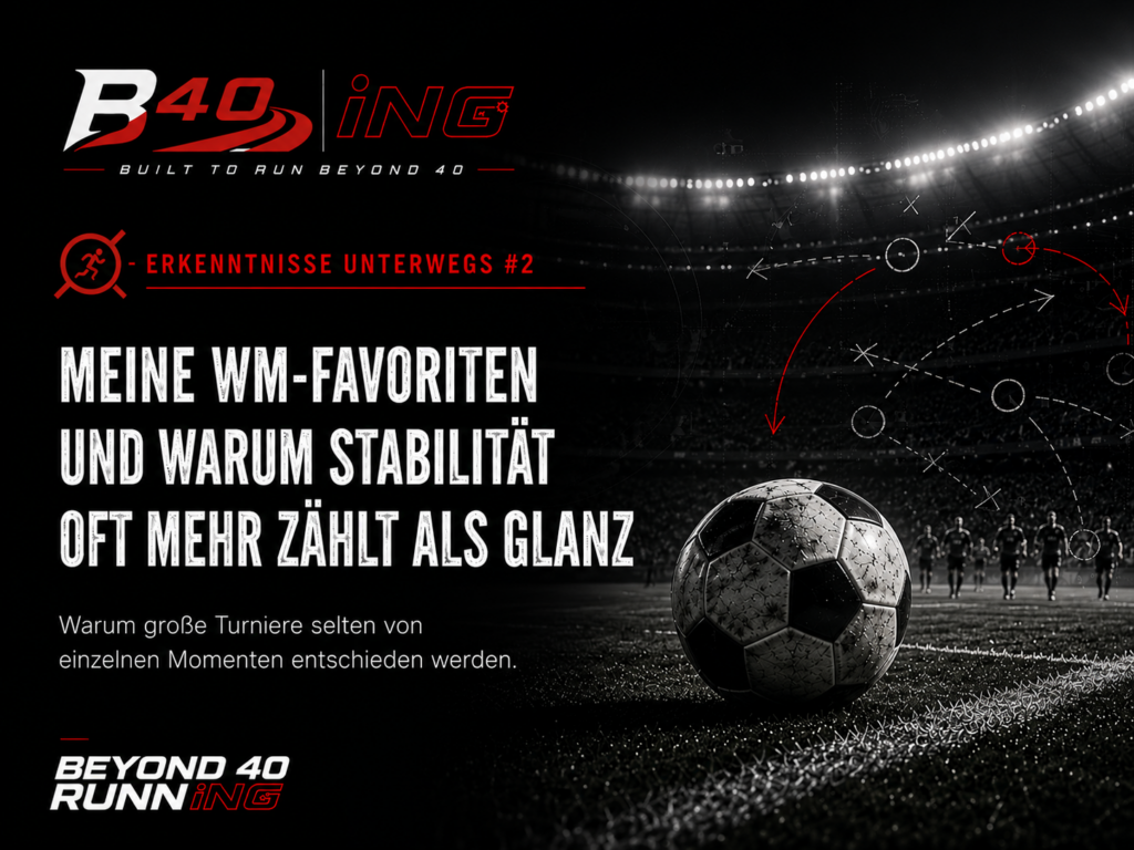 Titelbild zum Artikel „Meine WM-Favoriten und warum Stabilität oft mehr zählt als Glanz“ mit Fußballstadion, Spielball, taktischen Linien und Beyond 40 Running Branding.